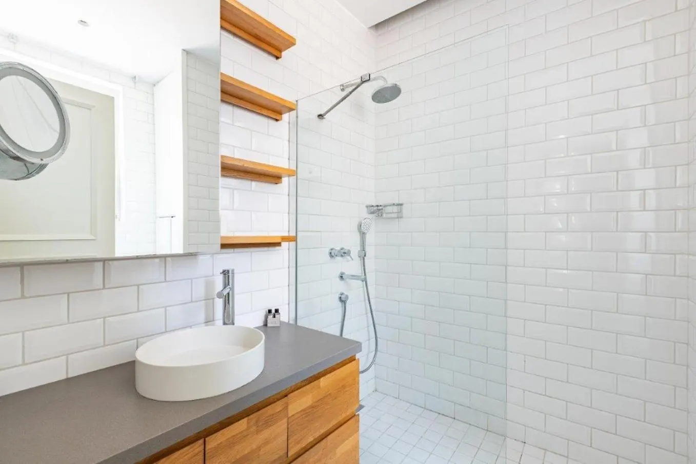 Bright Central Cool 2Bed 2 Bath Airy Home #353